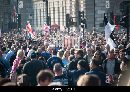 London, Vereinigtes Königreich. 29 Mär, 2019. Ein Pro verlassen Demonstrant hält ein Glauben in Großbritannien Zeichen bei einer Rallye in der Nähe von Parliament Square. Credit: Sandip Savasadia/Alamy leben Nachrichten Stockfoto