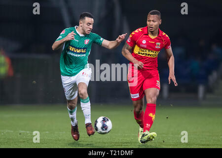 DORDRECHT, Riwal Hoogwerkers Stadium, 29-03-2019, Saison 2018 / 2019, Niederländische Keuken Kampioen Divisie. FC Dordrecht-player Ossama Zamouri (l) und GA Adler Spieler Joey Groenbast (r) während des Spiels Dordrecht - Go Ahead Eagles Stockfoto