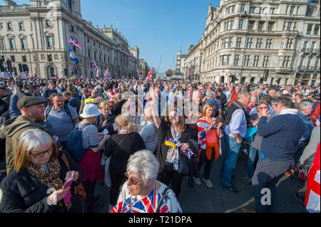 Westminster London, UK. 29. März, 2019. Tausende von Verlassen Unterstützer sammeln außerhalb des Parlaments als MPs Widerrufsrecht deal des Ministerpräsidenten lehnen um 58 Stimmen. März zu sammeln, sammelt im Parlament Platz verlassen zu hören Nigel Farage sprechen. Eine separate machen Brexit Geschehen Rallye findet in Whitehall, organisiert von der UKIP mit der EDL Tommy Robinson. Bild: Menschenmassen füllen Parliament Square und dem Eingang zur Whitehall. Credit: Malcolm Park/Alamy Leben Nachrichten. Stockfoto