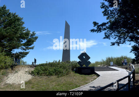 Nidden, Litauen. 07 Juli, 2018. Eine Sonnenuhr und Kalender (1995 erbaut) können Sie auf dem Parnid Düne in der Nähe der Kurischen Nehrung National Park gefunden werden. Die Kurische Nehrung ist ein UNESCO-Weltkulturerbe seit 2000. Quelle: Holger Hollemann/dpa/Alamy leben Nachrichten Stockfoto