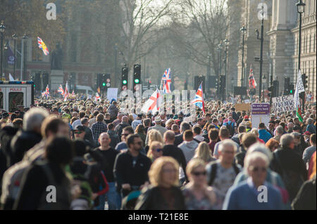 Westminster London, UK. 29. März, 2019. Tausende von Verlassen Unterstützer sammeln außerhalb des Parlaments als MPs Widerrufsrecht deal des Ministerpräsidenten lehnen um 58 Stimmen. März zu sammeln, sammelt im Parlament Platz verlassen zu hören Nigel Farage sprechen. Eine separate machen Brexit Geschehen Rallye findet in Whitehall, organisiert von der UKIP mit der EDL Tommy Robinson. Bild: Massen auf der Bridge Street in Richtung Parlament Platz suchen. Credit: Malcolm Park/Alamy Leben Nachrichten. Stockfoto