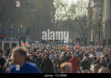 Westminster London, UK. 29. März, 2019. Tausende von Verlassen Unterstützer sammeln außerhalb des Parlaments als MPs Widerrufsrecht deal des Ministerpräsidenten lehnen um 58 Stimmen. März zu sammeln, sammelt im Parlament Platz verlassen zu hören Nigel Farage sprechen. Eine separate machen Brexit Geschehen Rallye findet in Whitehall, organisiert von der UKIP mit der EDL Tommy Robinson. Bild: Massen auf der Bridge Street in Richtung Parlament Platz suchen. Credit: Malcolm Park/Alamy Leben Nachrichten. Stockfoto