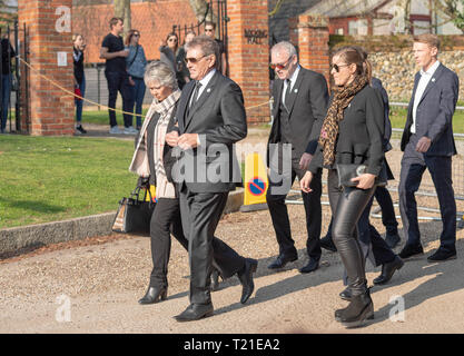 Braintree, Essex, UK. 29. Mär 2019. Beerdigung von Prodigy Frontmann Keith Flint in St Mary's Church im Bocking von Hunderten von seinen Fans Trauernde an der Kirche Credit Anfahrt: Ian Davidson/Alamy Live News besucht Stockfoto