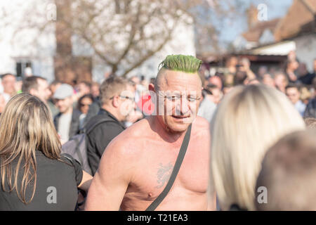 Braintree, Essex, UK. 29. Mär 2019. Beerdigung von Prodigy Frontmann Keith Flint in St Mary's Church im Bocking von Hunderten von seinen Fans Quelle: Ian Davidson/Alamy Live News besucht Stockfoto