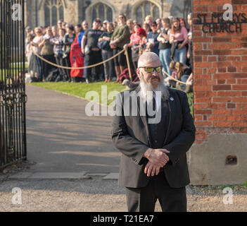 Braintree, Essex, UK. 29. Mär 2019. Beerdigung von Prodigy Frontmann Keith Flint in St Mary's Church im Bocking von Hunderten von seinen Fans unter fester Sicherheit Kredit: Ian Davidson/Alamy Live News besucht Stockfoto