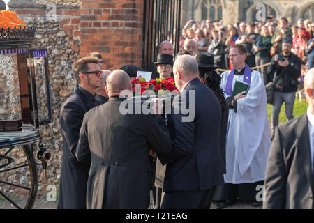 Braintree, Essex, UK. 29. Mär 2019. Beerdigung von Prodigy Frontmann Keith Flint in St Mary's Church im Bocking von Hunderten von seinen Fans Quelle: Ian Davidson/Alamy Live News besucht Stockfoto