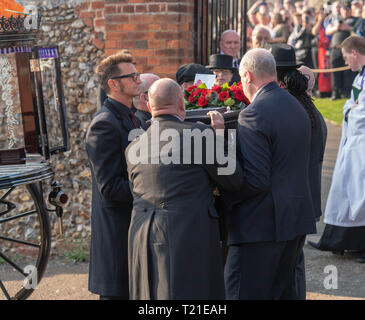 Braintree, Essex, UK. 29. Mär 2019. Beerdigung von Prodigy Frontmann Keith Flint in St Mary's Church im Bocking von Hunderten von seinen Fans der Sarg in die Kirche Quelle: Ian Davidson/Alamy Live News besucht Stockfoto