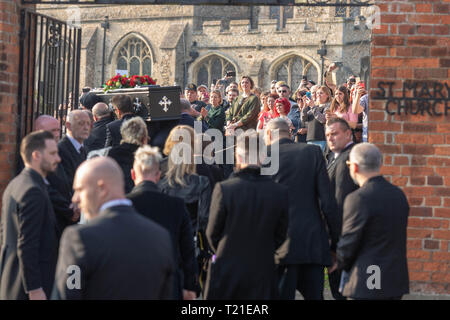 Braintree, Essex, UK. 29. Mär 2019. Beerdigung von Prodigy Frontmann Keith Flint in St Mary's Church im Bocking von Hunderten von seinen Fans Mauners der Sarg Credit: Ian Davidson/Alamy Live News besucht Stockfoto