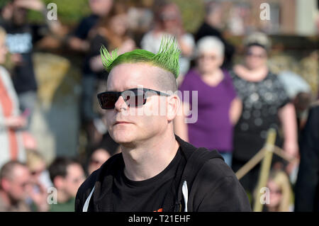 Bocking, Essex, Großbritannien. 29. Mär 2019. Die Beerdigung von Sänger Keith Flint von The Prodigy erfolgt an der Marienkirche in Bocking in der Nähe von Braintree Essex. Feuerstein war tot in seinem Haus in North End Essex im Alter von 49 am 4. März 2019 Kredit gefunden: MARTIN DALTON/Alamy leben Nachrichten Stockfoto