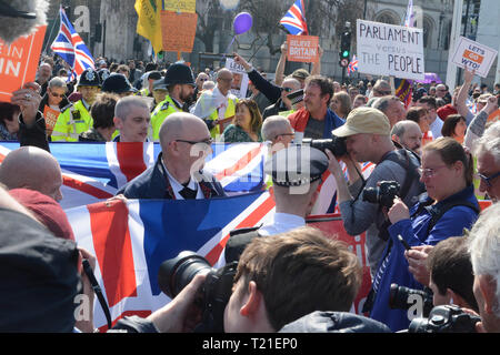 London, Großbritannien. 29. Mär 2019. Ukip und andere Europa Unterstützer verlassen, versammelten sich vor dem Unterhaus. Credit: Philip Robins/Alamy leben Nachrichten Stockfoto