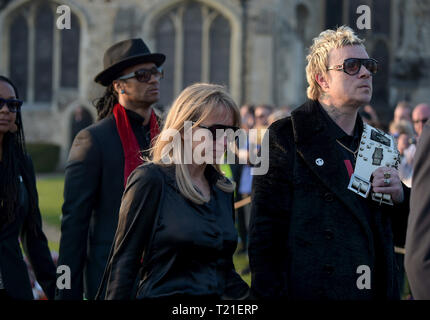 Bocking, Essex, Großbritannien. 29. Mär 2019. Bandmitglied Liam Howlett mit Frau Natalie Appleton kommen bei der Beerdigung von Sänger Keith Flint von The Prodigy erfolgt bei St Mary's Church im Bocking in der Nähe von Braintree Essex. Feuerstein war tot in seinem Haus in North End Essex im Alter von 49 am 4. März 2019 Kredit gefunden: MARTIN DALTON/Alamy leben Nachrichten Stockfoto