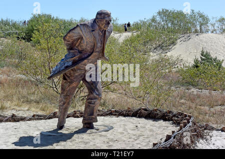 Nidden, Litauen. 07 Juli, 2018. Die bronzeskulptur "gegen den Wind" mit dem Bild von Jean-Paul Satre steht auf der Parnidis Düne in den Nationalpark der Kurischen Nehrung. Die Kurische Nehrung ist ein UNESCO-Weltkulturerbe seit 2000. Quelle: Holger Hollemann/dpa/Alamy leben Nachrichten Stockfoto