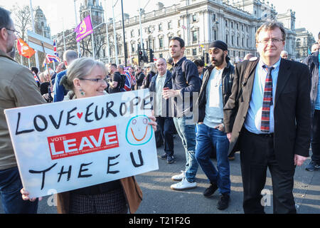 London, Großbritannien. 29 Mär, 2019. Tausende von Brext Unterstützer sammeln bei einer Kundgebung in Parliament Square. Credit: Claire Doherty/Alamy leben Nachrichten Stockfoto