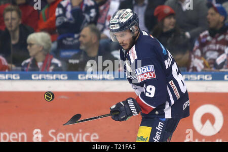 Berlin, Deutschland. 29 Mär, 2019. Eishockey: DEL, Eisbären Berlin - EHC Red Bull München, Meisterschaft, Viertelfinale, 6. Spieltag. Der Berliner Florian Kettemer akzeptiert den Puck. Credit: Andreas Gora/dpa/Alamy leben Nachrichten Stockfoto