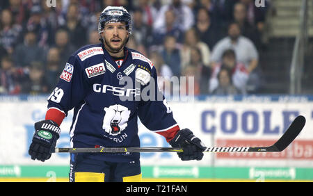 Berlin, Deutschland. 29 Mär, 2019. Eishockey: DEL, Eisbären Berlin - EHC Red Bull München, Meisterschaft, Viertelfinale, 6. Spieltag. Der Berliner Florian Kettemer läuft über das Eis mit seinen Schläger in der Hand. Credit: Andreas Gora/dpa/Alamy leben Nachrichten Stockfoto