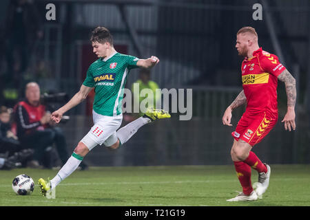 DORDRECHT, Riwal Hoogwerkers Stadium, 29-03-2019, Saison 2018 / 2019, Niederländische Keuken Kampioen Divisie. FC Dordrecht-player Maarten Peijnenburg (L) und GA Adler Spieler Thomas Verheydt (R) während des Spiels Dordrecht - Go Ahead Eagles Stockfoto