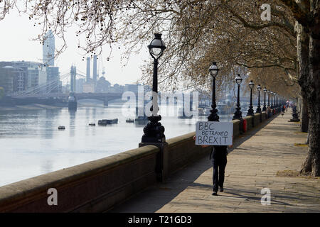 London, Großbritannien. - 29. März 2019: ein Demonstrant, kritische Berichterstattung der BBC von Brexit, marschieren an das Parlament am Tag sollte das Vereinigte Königreich die EU verlassen haben. Credit: Kevin J. Frost-/Alamy leben Nachrichten Stockfoto