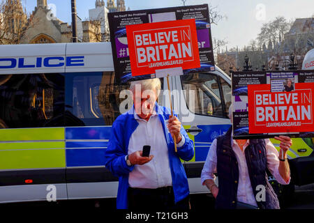 London, Großbritannien. 29. März 2019. Demonstranten zugunsten von Großbritannien aus der Europäischen Union, die im Parlament Platz nach MPs gegen Großbritanniens Rückzug Vereinbarung zum dritten Mal gestimmt. Kredit Jonathan Rosenthal/Alamy leben Nachrichten Stockfoto