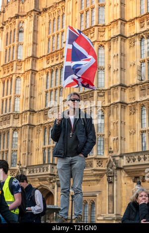 Westminster, London, Großbritannien. Demonstrationen von Brexiteers protestieren gegen die Unfähigkeit der britischen Regierung durch mit Verlassen der Europäischen Union trotz des Referendums zu folgen. An dem Tag, an dem eine Brexit Bewegung fand im Parlament eine große Zahl von Menschen außerhalb der Punkt gehört gesammelt Stockfoto