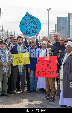 Detroit, Michigan, USA. 29 Mär, 2019. Nach dem Freitagsgebet in der Moschee (Moschee) Muath Bin Jabel, Menschen marschierten zu den nahe gelegenen uns Ökologie Anlage eine vorgeschlagene Erweiterung der gefährlichen Abfälle zu erheben. Die Anlage ist in der Nähe ein geringes Einkommen, meist Einwanderer Nachbarschaft. Quelle: Jim West/Alamy leben Nachrichten Stockfoto