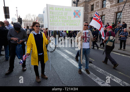Demonstranten mit Spruchbändern, auf das Parlament demonstrieren Grün vor der Verzögerung zu Brexit, an dem Tag, an dem das Vereinigte Königreich sollte die EU verlassen haben Stockfoto