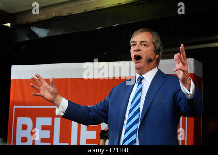 London, Großbritannien. März 2019. Nigel Paul Farage ist ein britischer Sender und ehemaliger Politiker, der von 2006 bis 2009 und 2010 bis 2016 Vorsitzender der britischen Unabhängigkeitspartei und von 2019 bis 202 Vorsitzender der Brexit-Partei war. Leave means Leave Brexit Campaign hält am 29. März 2019 in Westminster, London, Großbritannien, eine Rallye ab, an der Großbritannien die EU verlassen sollte. Kredit: Rupert Rivett/Alamy Live Nachrichten Stockfoto