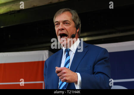 London, Großbritannien. März 2019. Nigel Paul Farage ist ein britischer Sender und ehemaliger Politiker, der von 2006 bis 2009 und 2010 bis 2016 Vorsitzender der britischen Unabhängigkeitspartei und von 2019 bis 202 Vorsitzender der Brexit-Partei war. Leave means Leave Brexit Campaign hält am 29. März 2019 in Westminster, London, Großbritannien, eine Rallye ab, an der Großbritannien die EU verlassen sollte. Kredit: Rupert Rivett/Alamy Live Nachrichten Stockfoto