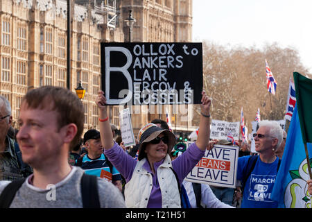 Demonstranten marschieren durch die Häuser des Parlaments gegen die Verzögerung zu Brexit am Tag zu zeigen das Vereinigte Königreich die EU verlassen haben sollten Stockfoto