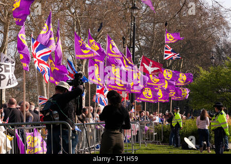 UKIP flags umliegenden die Medien Fahrerlager, auf das Parlament Square Garden, bei einer Demonstration gegen die Verzögerungen zu Brexit am Tag sollte das Vereinigte Königreich die EU verlassen haben. Stockfoto