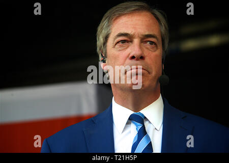 London, Großbritannien. März 2019. Nigel Paul Farage ist ein britischer Sender und ehemaliger Politiker, der von 2006 bis 2009 und 2010 bis 2016 Vorsitzender der britischen Unabhängigkeitspartei und von 2019 bis 202 Vorsitzender der Brexit-Partei war. Leave means Leave Brexit Campaign hält am 29. März 2019 in Westminster, London, Großbritannien, eine Rallye ab, an der Großbritannien die EU verlassen sollte. Kredit: Rupert Rivett/Alamy Live Nachrichten Stockfoto