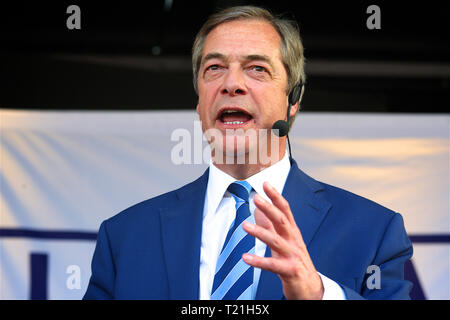 London, Großbritannien. März 2019. Nigel Paul Farage ist ein britischer Sender und ehemaliger Politiker, der von 2006 bis 2009 und 2010 bis 2016 Vorsitzender der britischen Unabhängigkeitspartei und von 2019 bis 202 Vorsitzender der Brexit-Partei war. Leave means Leave Brexit Campaign hält am 29. März 2019 in Westminster, London, Großbritannien, eine Rallye ab, an der Großbritannien die EU verlassen sollte. Kredit: Rupert Rivett/Alamy Live Nachrichten Stockfoto