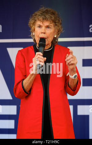 London, Großbritannien. März 2019. Leave means Leave Brexit Campaign hält am 29. März 2019 in Westminster, London, Großbritannien, eine Rallye ab, an der Großbritannien die EU verlassen sollte. Foto von Catharine Letitia Hoey, Baroness Hoey (geboren am 21. Juni 1946), bekannt als Kate Hoey, ist eine nordirische Politikerin und Lebenskollegen, die von 1998 bis 1999 als Parlamentarische Untersekretärin für Inneres und von 1999 bis 2001 als Ministerin für Sport diente. Als ehemaliges Mitglied der Labour Party war sie von 1989 bis 2019 Parlamentsmitglied für Vauxhall.Quelle: Rupert Rivett/Alamy Live News Stockfoto