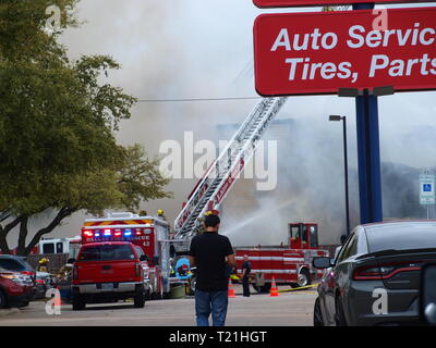 Dallas, USA. 29 Mär, 2019. Eigentumswohnung Feuer verdrängt 24 Familien. Credit: dallaspaparazzo/Alamy leben Nachrichten Stockfoto