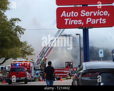 Dallas, USA. 29 Mär, 2019. Eigentumswohnung Feuer verdrängt 24 Familien. Credit: dallaspaparazzo/Alamy leben Nachrichten Stockfoto