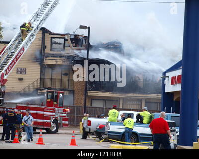 Dallas, USA. 29 Mär, 2019. Eigentumswohnung Feuer verdrängt 24 Familien. Credit: dallaspaparazzo/Alamy leben Nachrichten Stockfoto