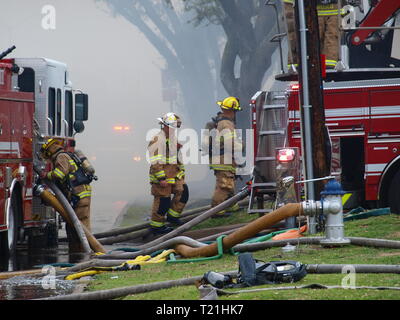 Dallas, USA. 29 Mär, 2019. Eigentumswohnung Feuer verdrängt 24 Familien. Credit: dallaspaparazzo/Alamy leben Nachrichten Stockfoto