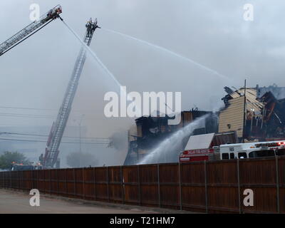 Dallas, USA. 29 Mär, 2019. Eigentumswohnung Feuer verdrängt 24 Familien. Credit: dallaspaparazzo/Alamy leben Nachrichten Stockfoto