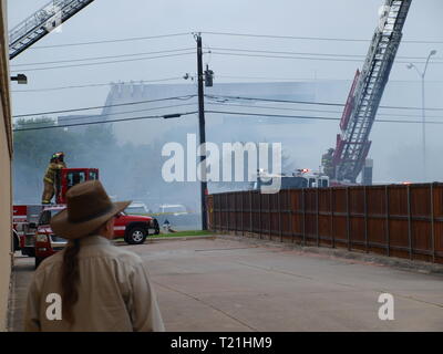 Dallas, USA. 29 Mär, 2019. Eigentumswohnung Feuer verdrängt 24 Familien. Credit: dallaspaparazzo/Alamy leben Nachrichten Stockfoto