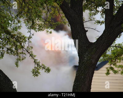 Dallas, USA. 29 Mär, 2019. Eigentumswohnung Feuer verdrängt 24 Familien. Credit: dallaspaparazzo/Alamy leben Nachrichten Stockfoto