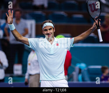 Miami Gardens, Florida, USA. 29 Mär, 2019. Roger Federer, der Schweiz, feiert seinen Sieg über Denis Shapovalov, von Kanada, der im Halbfinale an der 2019 Miami geöffneten dargestellt von itaú Professional Tennis Turnier, an dem Hardrock Stadion in Miami Gardens, Florida, USA gespielt. Federer gewann 6-2, 6-4. Mario Houben/CSM/Alamy leben Nachrichten Stockfoto