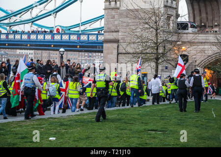 London, Großbritannien. 29 Mär, 2019. London, Großbritannien - 29.März 2019: Yellow-Vest Pro-Brexit Aktivisten beteiligen Sie sich an Demonstrationen an der London Bridge und der Shard. Credit: Oliver Cole/Alamy leben Nachrichten Stockfoto