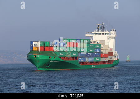 Dublin. 30 Mär, 2019. Ein container Schiff segelt in den Hafen von Dublin, dem verkehrsreichsten Hafen in Irland, 29. März 2019. Der direkte Versand von Gütern zwischen Irland und Kontinentaleuropa hat einen deutlichen Anstieg, da immer mehr Unternehmen wählen Sie britischen Häfen inmitten Brexit Ängste, lokale Medien RTE am Freitag berichtet zu umgehen. Quelle: Xinhua/Alamy leben Nachrichten Stockfoto