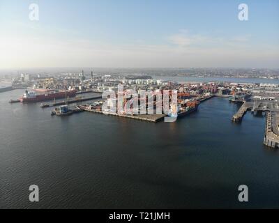 Dublin. 30 Mär, 2019. Foto am 29. März 2019 zeigt eine Luftaufnahme von Dublin Port, dem verkehrsreichsten Hafen in Irland getroffen. Der direkte Versand von Gütern zwischen Irland und Kontinentaleuropa hat einen deutlichen Anstieg, da immer mehr Unternehmen wählen Sie britischen Häfen inmitten Brexit Ängste, lokale Medien RTE am Freitag berichtet zu umgehen. Quelle: Xinhua/Alamy leben Nachrichten Stockfoto