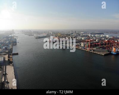 Dublin. 30 Mär, 2019. Foto am 29. März 2019 zeigt eine Luftaufnahme von Dublin Port, dem verkehrsreichsten Hafen in Irland getroffen. Der direkte Versand von Gütern zwischen Irland und Kontinentaleuropa hat einen deutlichen Anstieg, da immer mehr Unternehmen wählen Sie britischen Häfen inmitten Brexit Ängste, lokale Medien RTE am Freitag berichtet zu umgehen. Quelle: Xinhua/Alamy leben Nachrichten Stockfoto