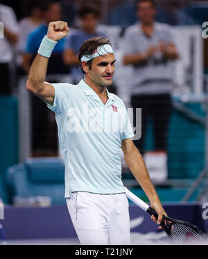 Miami Gardens, Florida, USA. 29 Mär, 2019. Roger Federer, der Schweiz, feiert seinen Sieg über Denis Shapovalov, von Kanada, der im Halbfinale an der 2019 Miami geöffneten dargestellt von itaú Professional Tennis Turnier, an dem Hardrock Stadion in Miami Gardens, Florida, USA gespielt. Federer gewann 6-2, 6-4. Mario Houben/CSM/Alamy leben Nachrichten Stockfoto