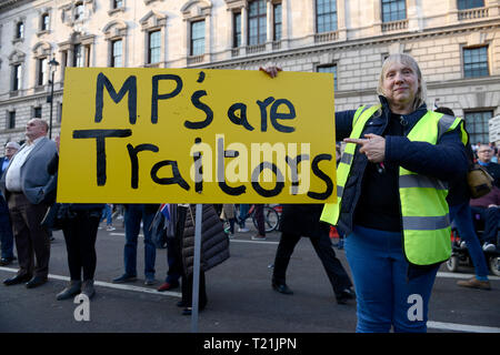 Ein pro Brexit demonstrant gesehen, die ein Vereinigtes Königreich Fahne und ein Banner mit der Aufschrift "MP sind Verräter" während der Beurlaubung bedeutet Kundgebung in London verlassen. Ein Urlaub bedeutet verlassen pro Brexit März am 16. März in Sunderland, Großbritannien begonnen und endete mit einer Kundgebung in Parliament Square am 29. März in London, am selben Tag, dass die Britischen geplant wurde die Europäische Union zu verlassen. Pro Brexit Demonstranten vor dem Parlament versammelten von der Regierung zu fordern, um genau das zu bieten, was versprochen wurde, und die Europäische Union ohne einen Deal verlassen. Nigel Farage und Tommy Robinson wurden gesehen, Reden, um ihre Anhänger in verschiedenen Stockfoto