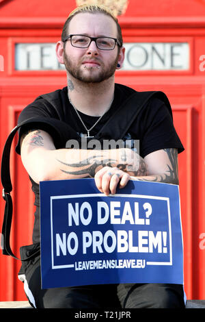 Eine Demonstrantin gesehen halten ein Banner mit der Aufschrift "Kein Deal kein Problem, Blätter bedeuten, verlassen während der EU bedeutet Verlassen Kundgebung in London verlassen. Ein Urlaub bedeutet verlassen pro Brexit März am 16. März in Sunderland, Großbritannien begonnen und endete mit einer Kundgebung in Parliament Square am 29. März in London, am selben Tag, dass die Britischen geplant wurde die Europäische Union zu verlassen. Pro Brexit Demonstranten vor dem Parlament versammelten von der Regierung zu fordern, um genau das zu bieten, was versprochen wurde, und die Europäische Union ohne einen Deal verlassen. Nigel Farage und Tommy Robinson wurden gesehen, Reden, um ihre Anhänger in verschiedenen Phasen während der Stockfoto