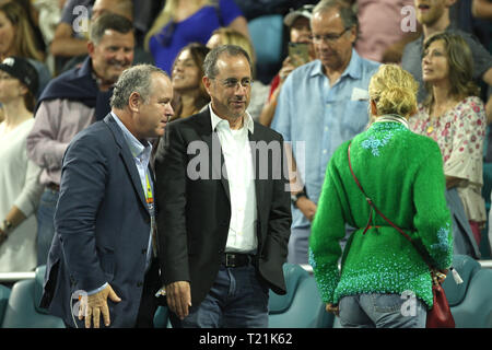 MIAMI Gardens, Florida - 29. März: Komiker Jerry Seinfeld und seine Frau Jessica Seinfeld sehen Sie auf während das Match zwischen Roger Federer von der Schweiz gegen Denis Shapovalov von Kanada bei Tag 12 der Miami öffnen, indem Itaú im Hard Rock Stadion vorgelegt am 29. März 2019 in Miami Gardens, Florida Personen: Jerry Seinfeld, Jessica Seinfeld Stockfoto