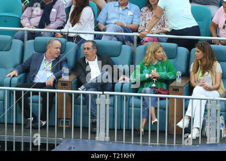 MIAMI Gardens, Florida - 29. März: Komiker Jerry Seinfeld und seine Frau Jessica Seinfeld sehen Sie auf während das Match zwischen Roger Federer von der Schweiz gegen Denis Shapovalov von Kanada bei Tag 12 der Miami öffnen, indem Itaú im Hard Rock Stadion vorgelegt am 29. März 2019 in Miami Gardens, Florida Personen: Jerry Seinfeld, Jessica Seinfeld Stockfoto