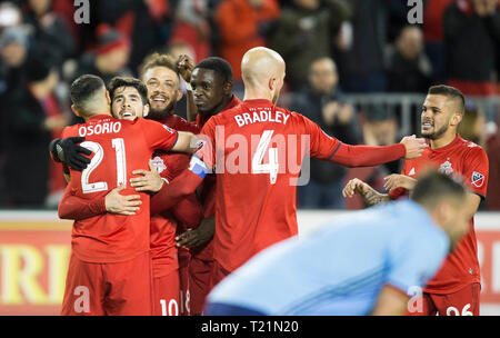Toronto, Kanada. 29 Mär, 2019. Alejandro Pozuelo (2 L) von Toronto FC feiert mit Mannschaftskameraden nach zählen während der 2019 Major League Soccer (MLS) Übereinstimmung zwischen Toronto FC und New York City FC am BMO Feld in Toronto, Kanada, 29. März 2019. Toronto FC gewann 4-0. Credit: Zou Zheng/Xinhua/Alamy leben Nachrichten Stockfoto
